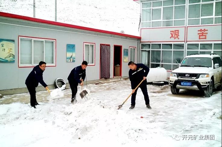 人間四月芳菲盡，山中春雪還復(fù)來